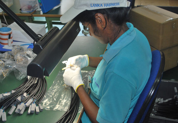 sri-lankan-female-workers