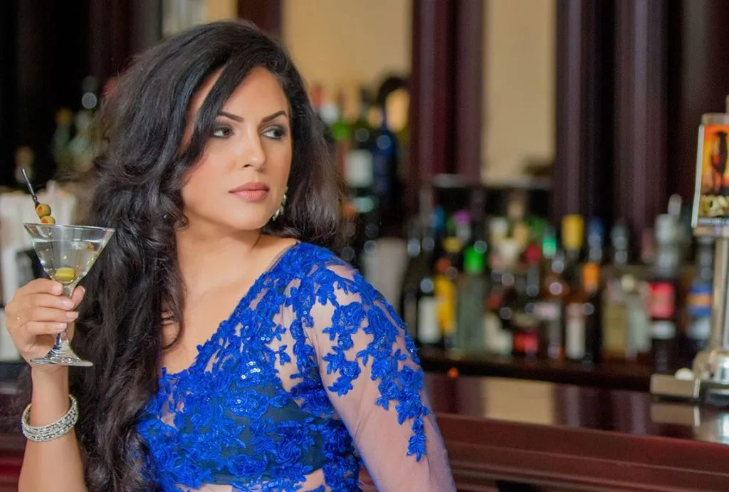 pub_colombo_srilankan_woman-1024×691